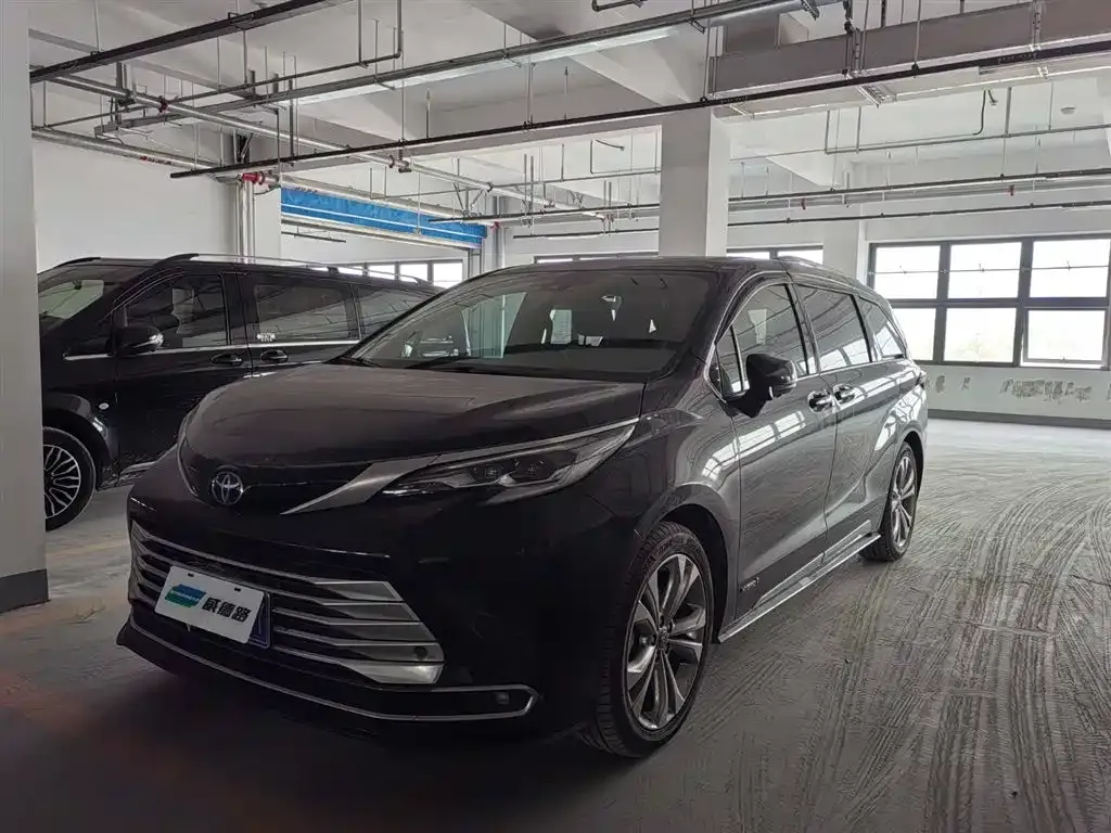 Toyota Sienna — фото 1