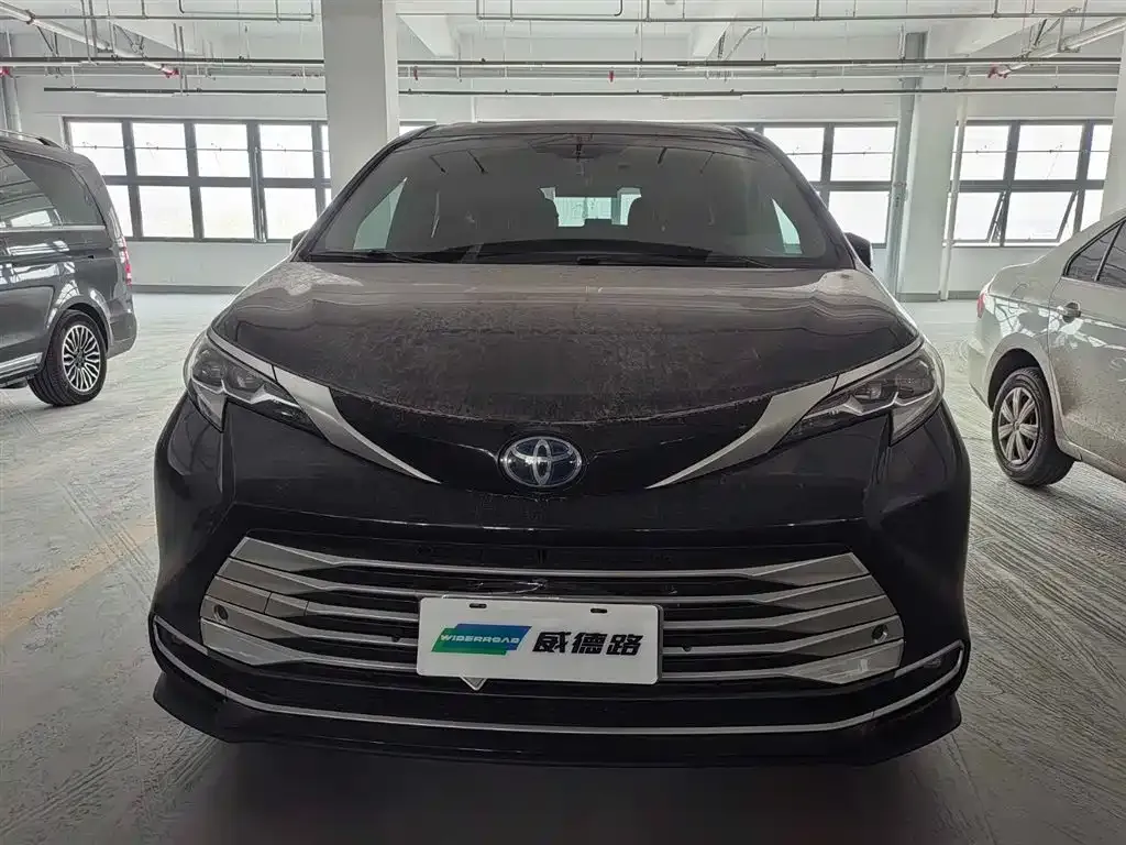 Toyota Sienna — фото 2