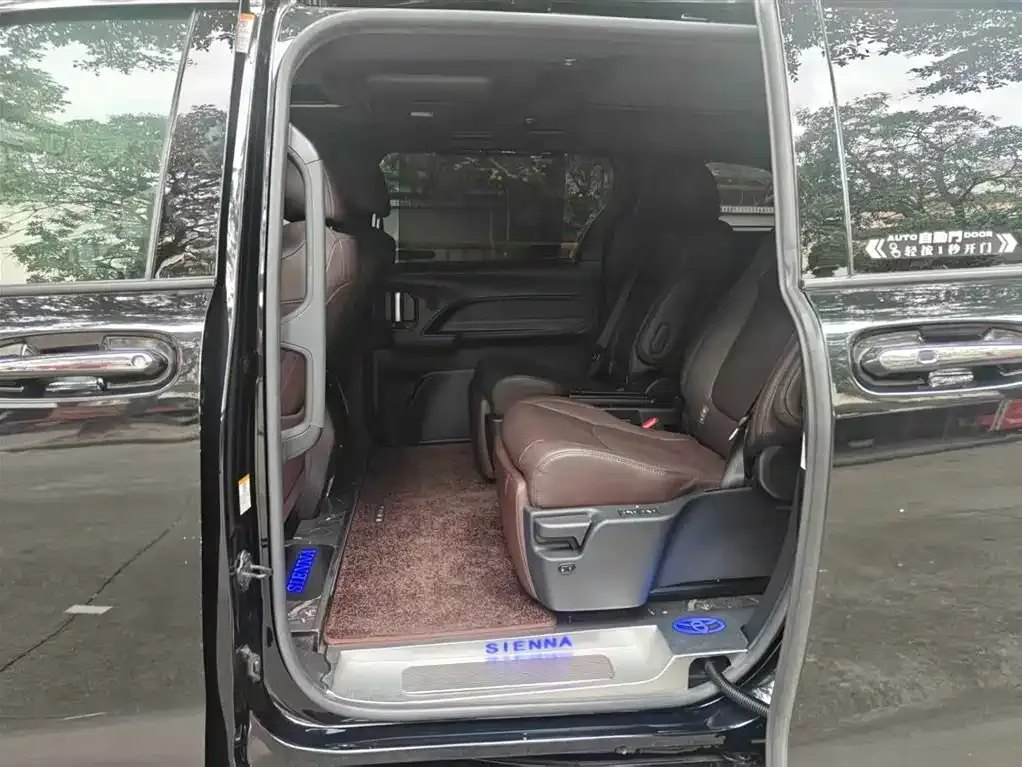 Toyota Sienna — фото 4