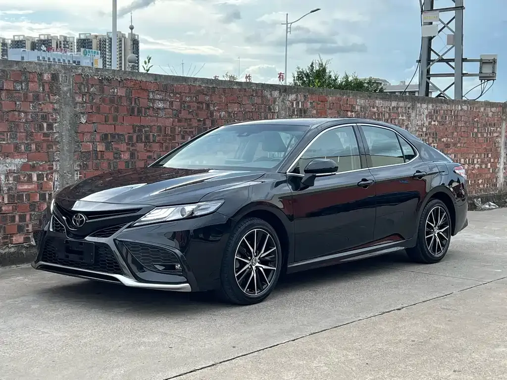 Toyota Camry — фото 1