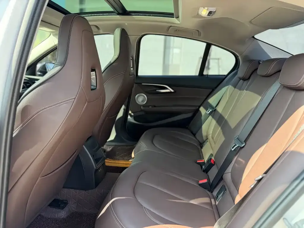 BMW 1 Series 2023 из CN, фото 2