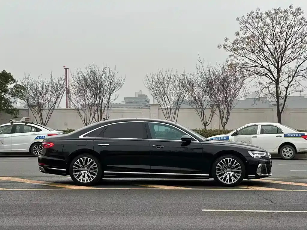 Audi A8 2023 из CN, фото 7