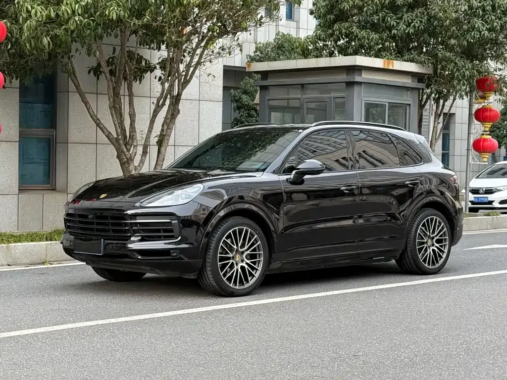 Porsche Cayenne — фото 1