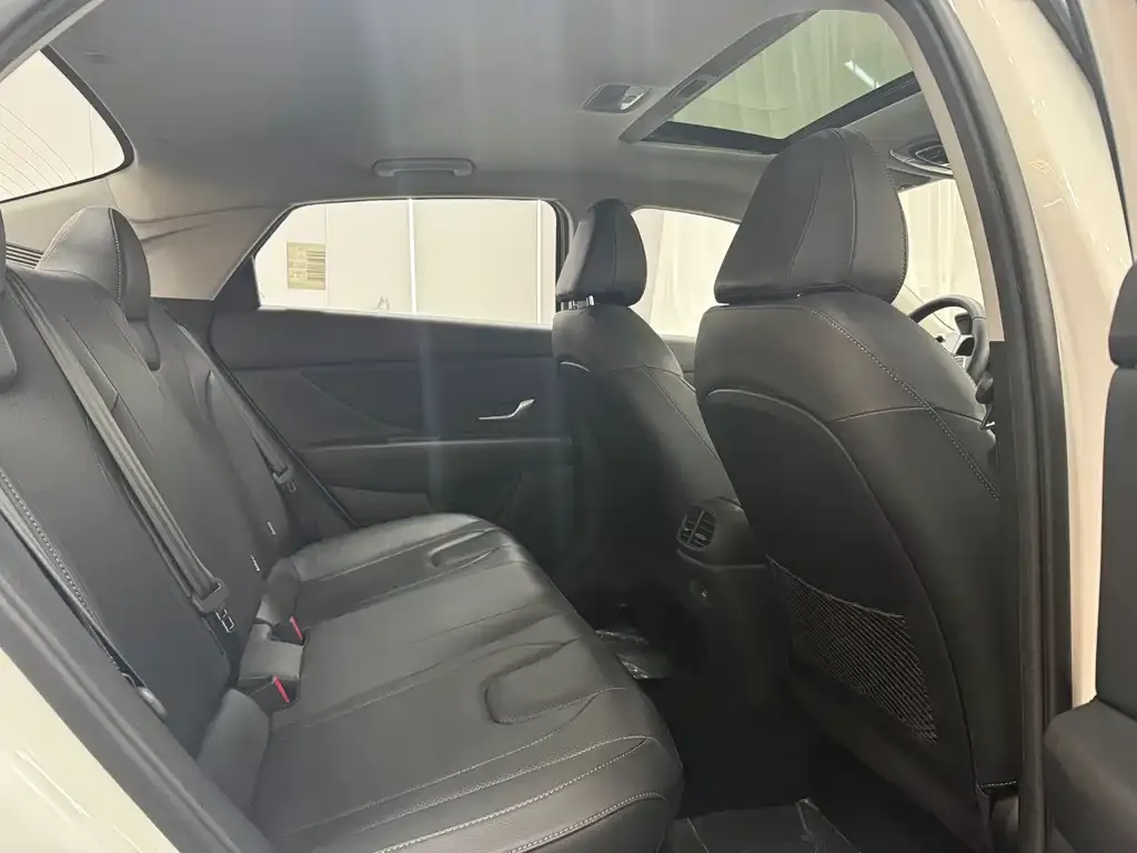 Hyundai Elantra 2023 из CN, фото 2