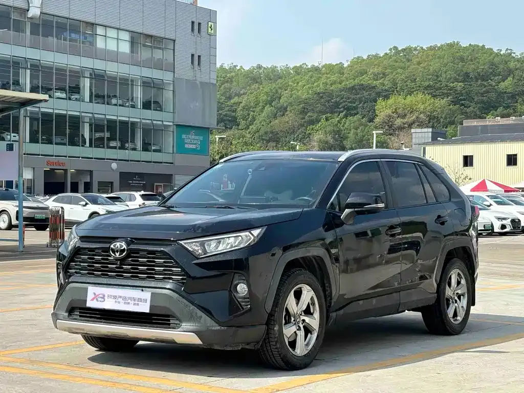 Toyota RAV4 — фото 1
