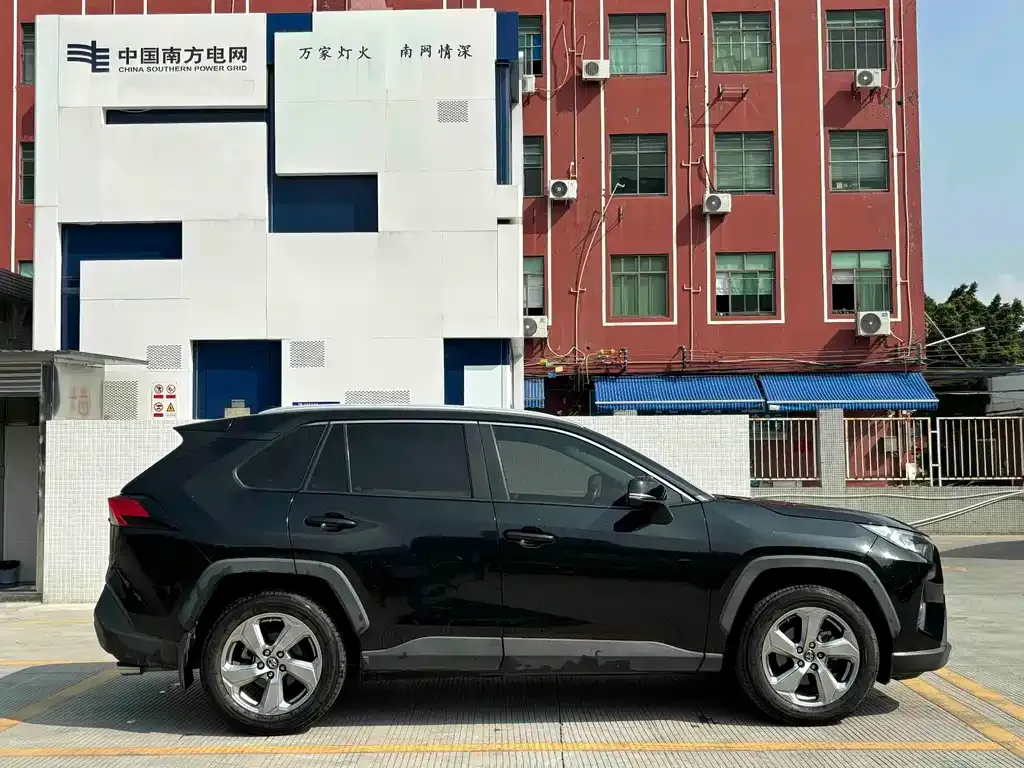 Toyota RAV4 — фото 4