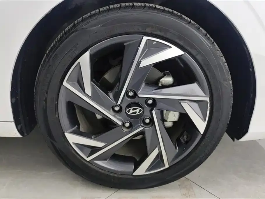 Hyundai Elantra — фото 10