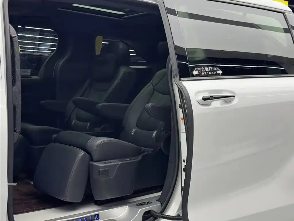 Toyota Granvia 2024 из CN, фото 2