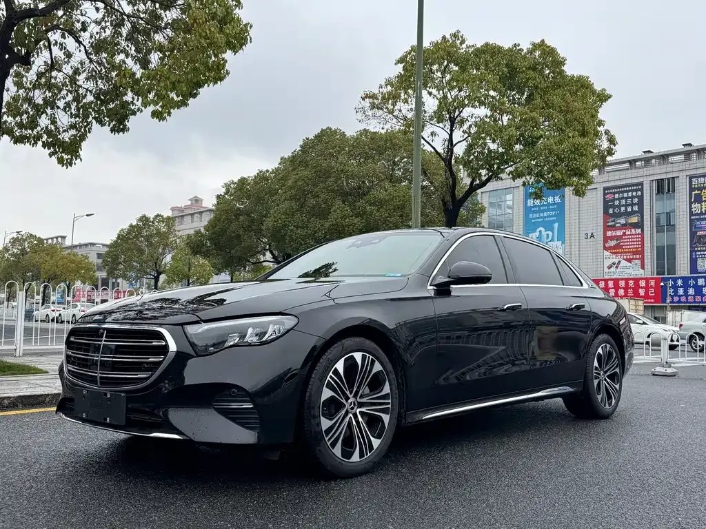 Mercedes-Benz E-Class — фото 1