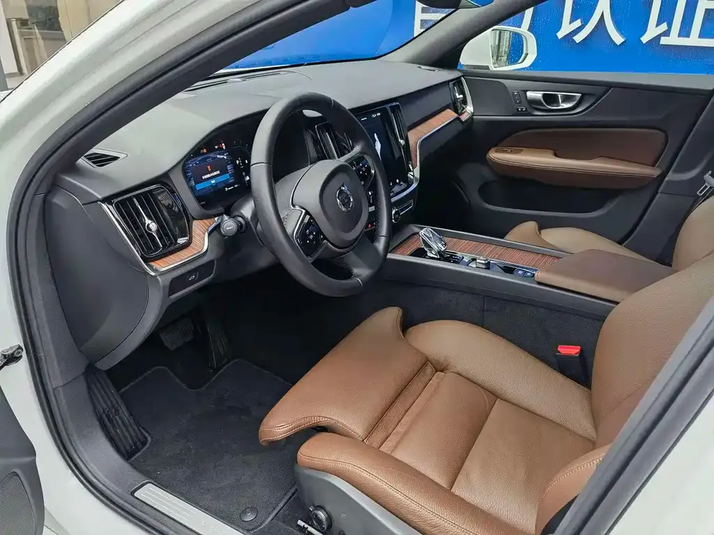 Volvo V60 2023 из CN, фото 8