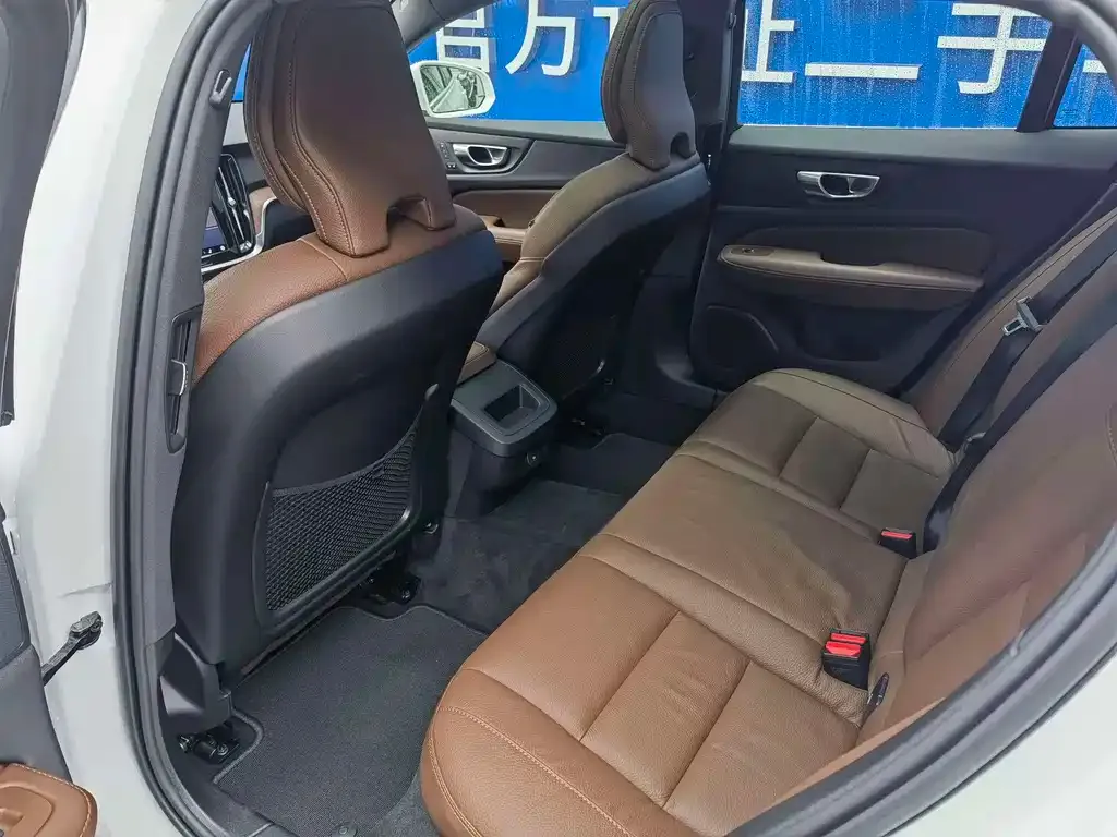 Volvo V60 2023 из CN, фото 2