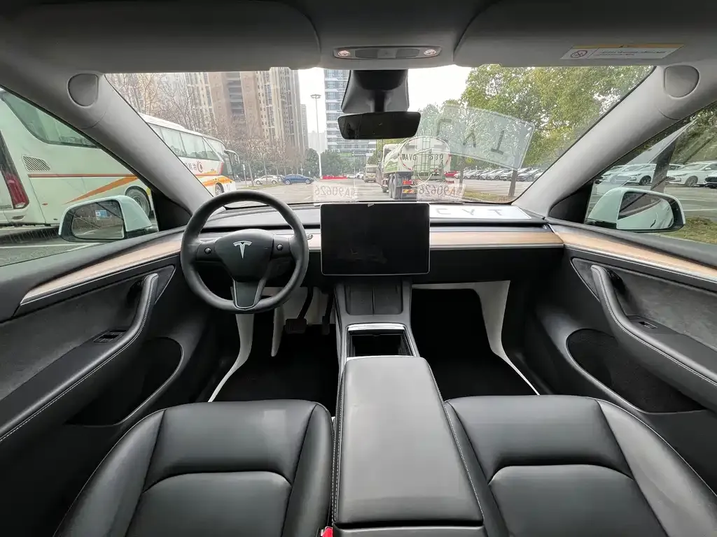 Tesla Model Y — фото 3