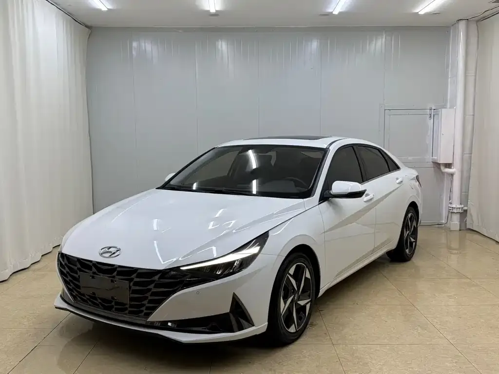 Hyundai Elantra — фото 1