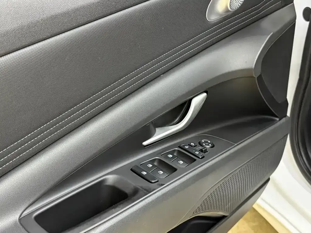 Hyundai Elantra — фото 10