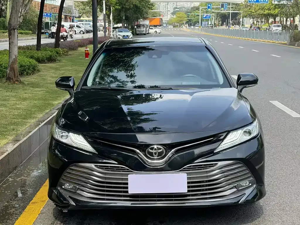 Toyota Camry — фото 1