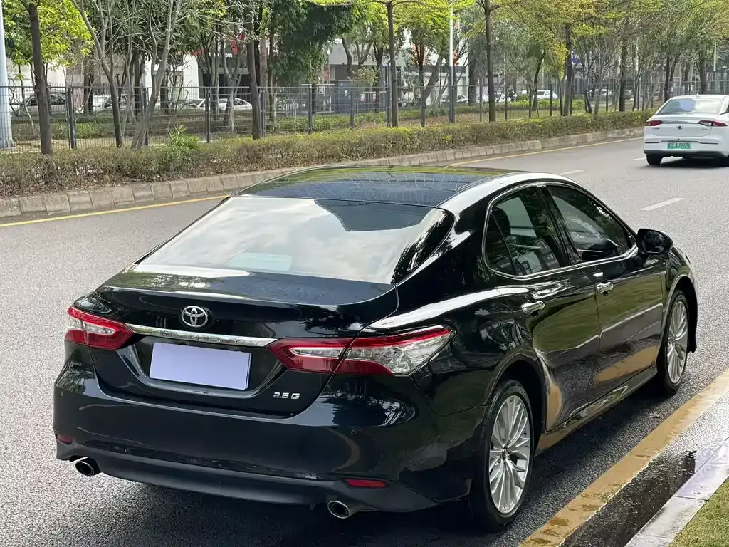 Toyota Camry — фото 5