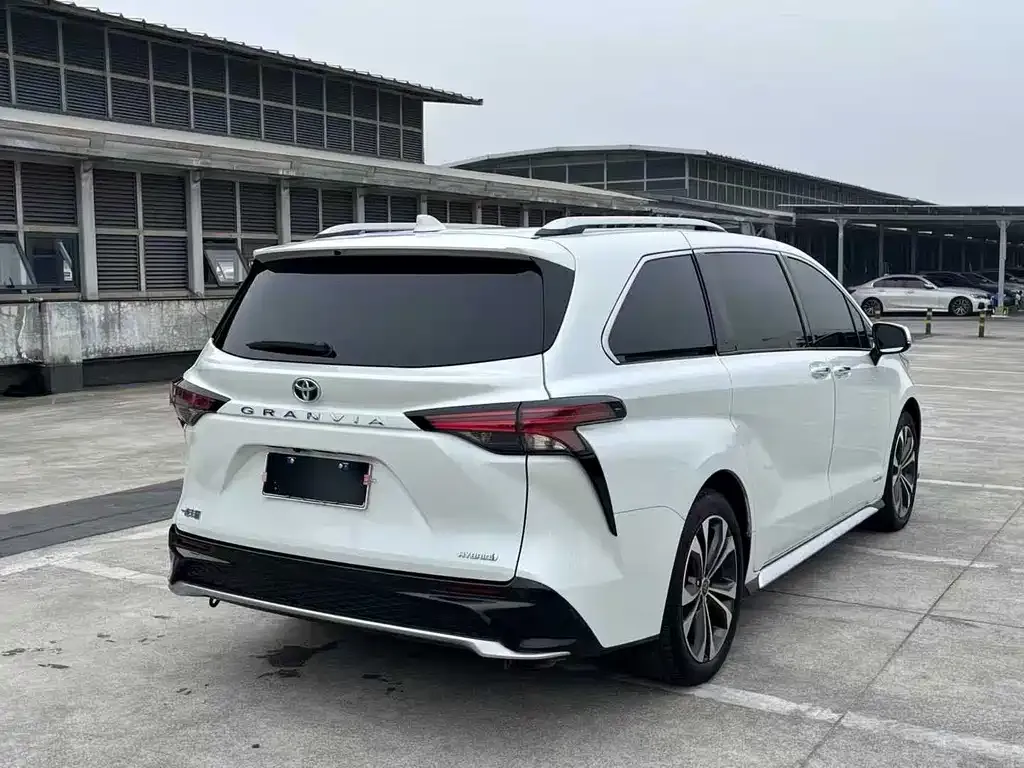 Toyota Granvia 2023 из CN, фото 2