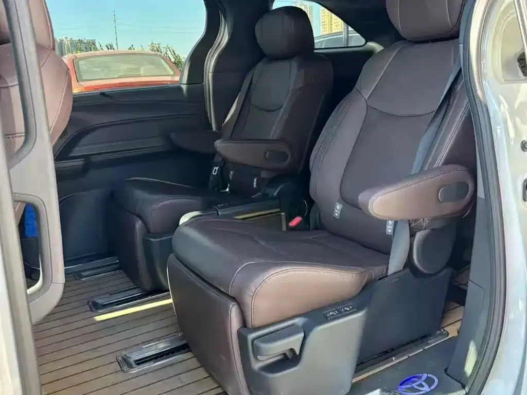 Toyota Granvia 2023 из CN, фото 3