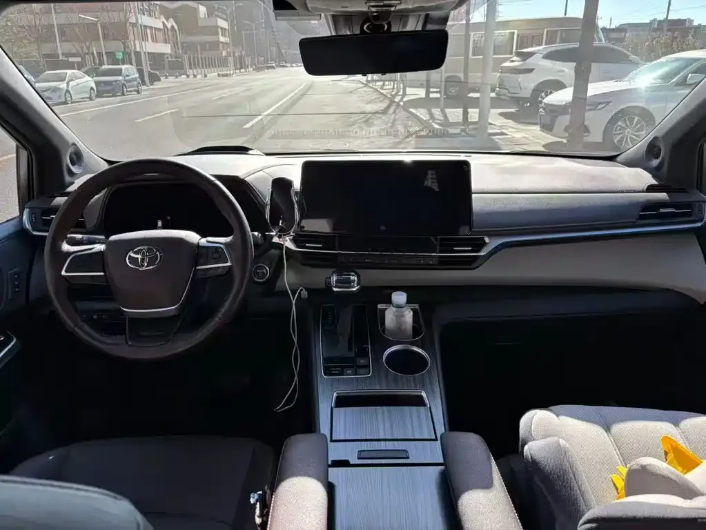Toyota Granvia 2023 из CN, фото 4