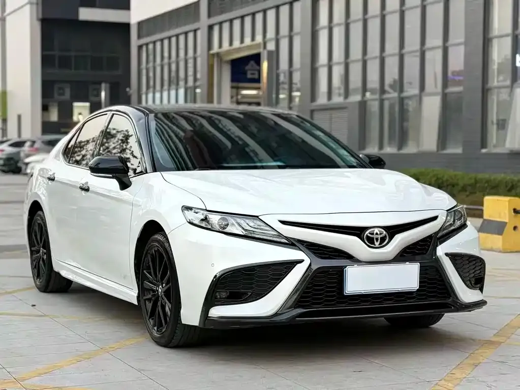Toyota Camry — фото 1