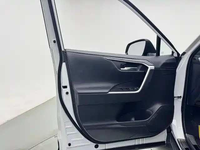 Toyota RAV4 — фото 5