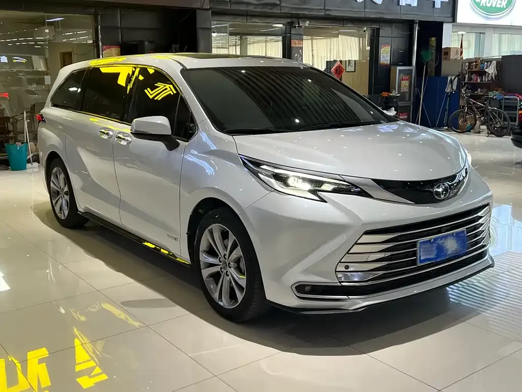 Toyota Sienna 2023 из CN, фото 2
