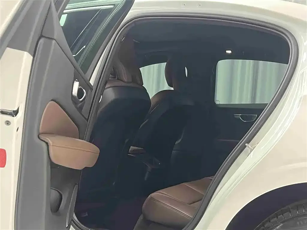 Volvo S60 2023 из CN, фото 2