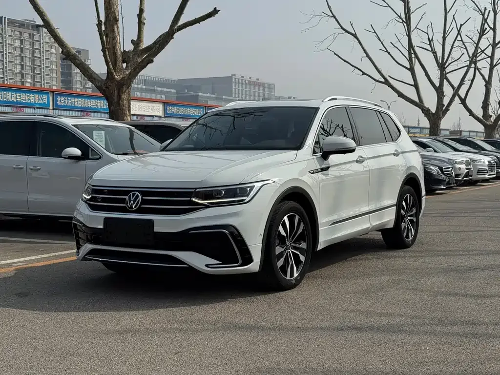 Volkswagen Tiguan L — фото 1