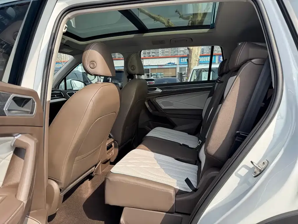 Volkswagen Tiguan L — фото 10