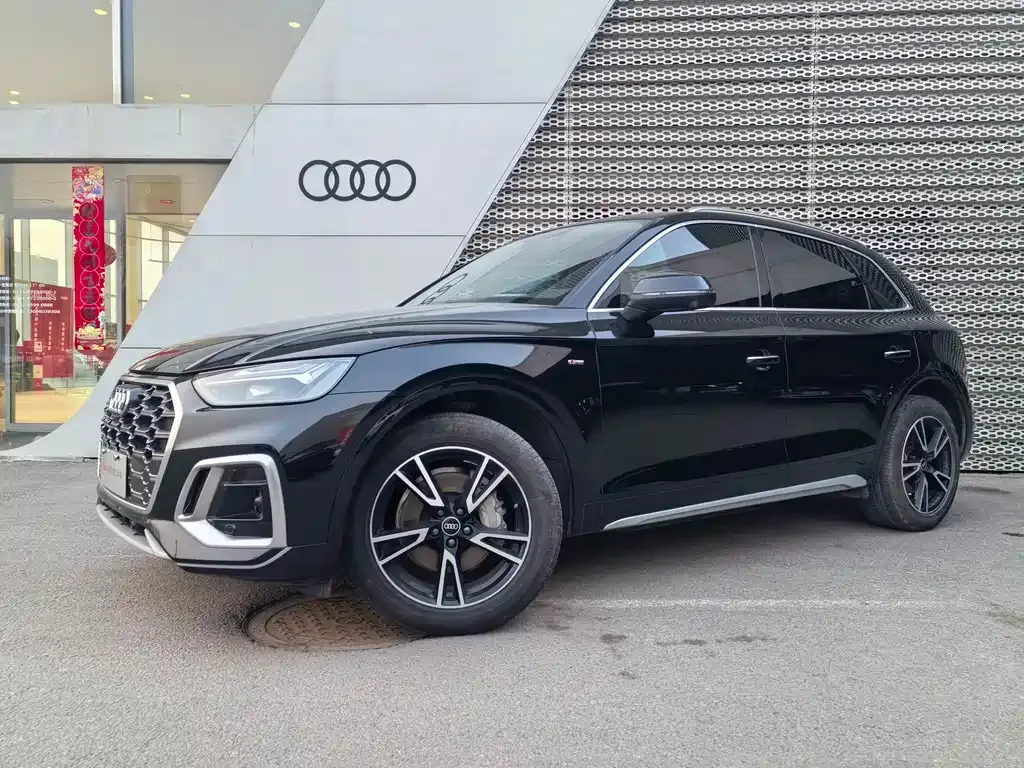 Audi Q5L — фото 1