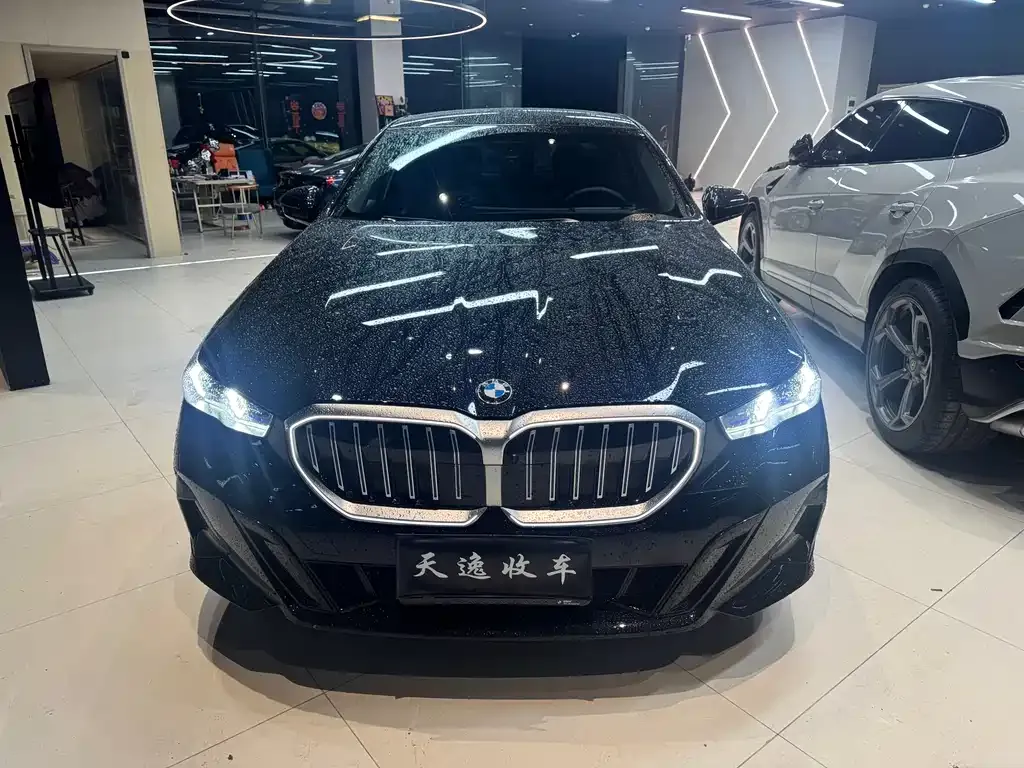 BMW 5 Series — фото 1