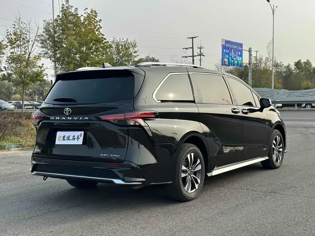 Toyota Granvia — фото 3
