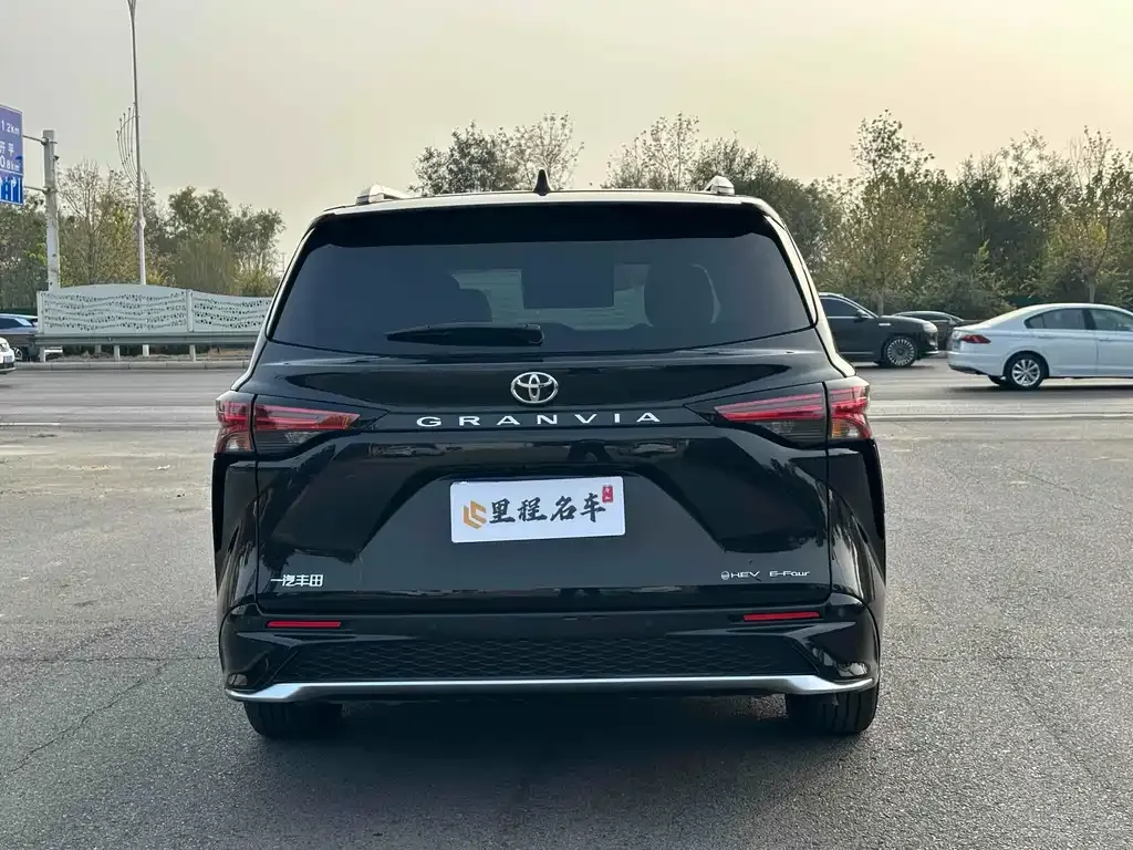 Toyota Granvia — фото 10