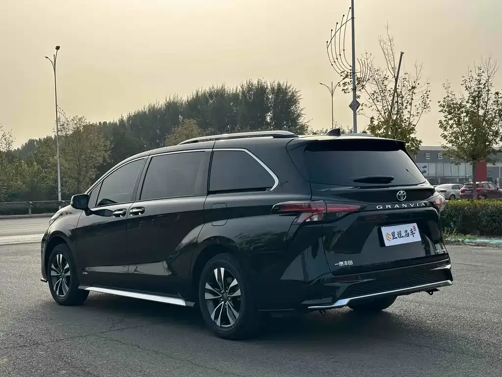 Toyota Granvia — фото 2