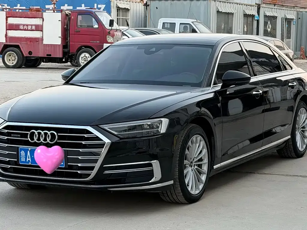 Audi A8 — фото 1