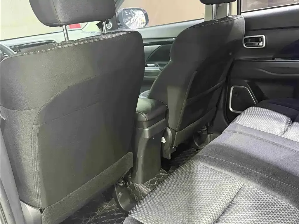 Mitsubishi Outlander — фото 10