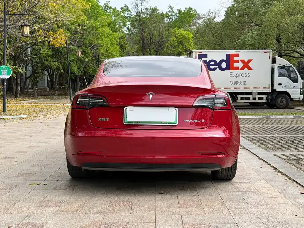 Tesla Model 3 — фото 3