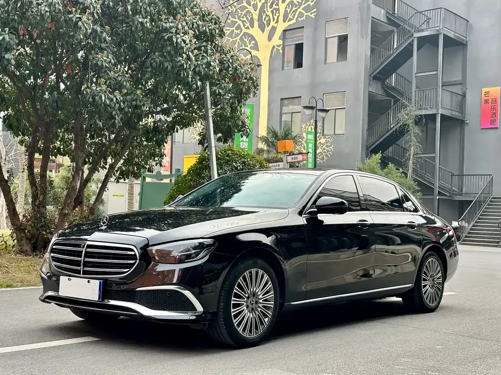Mercedes-Benz E-Class — фото 1