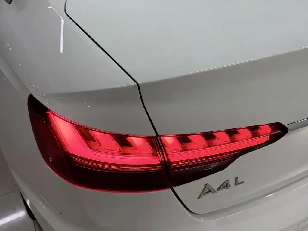 Audi A4L 2021 из CN, фото 4