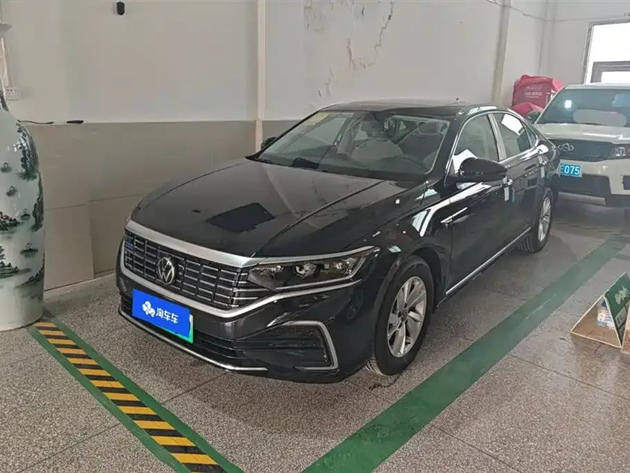 Volkswagen Passat New Energy — фото 1
