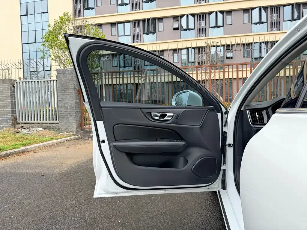 Volvo S60 2021 из CN, фото 4