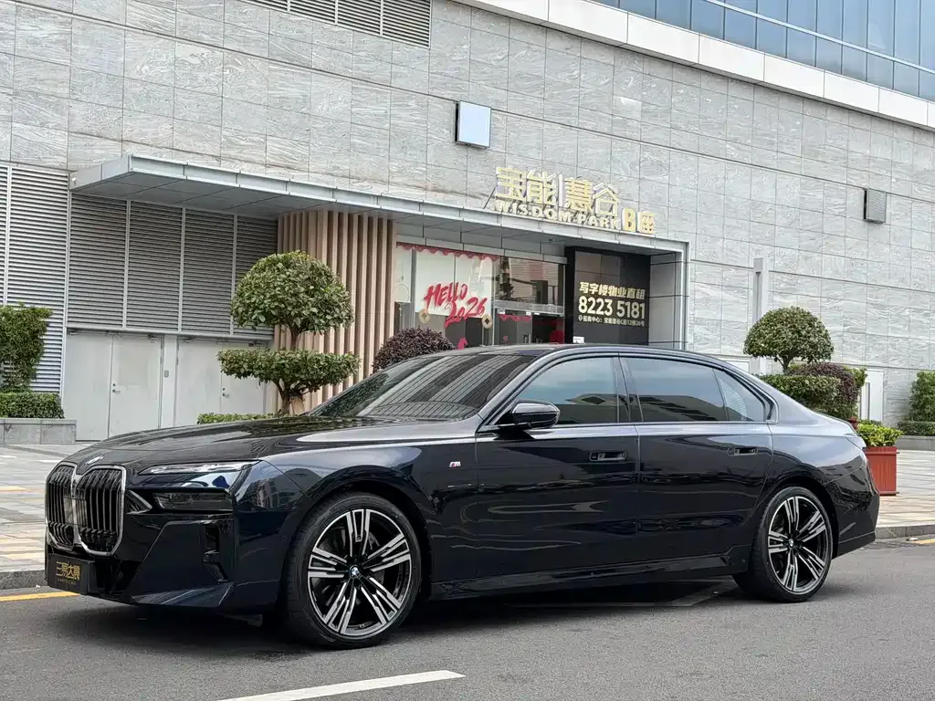BMW 7 Series — фото 1