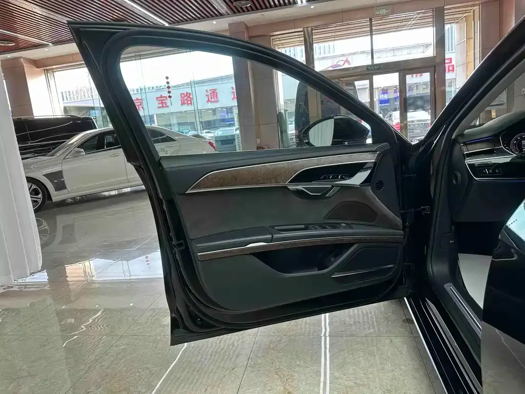 Audi A8 2021 из CN, фото 8