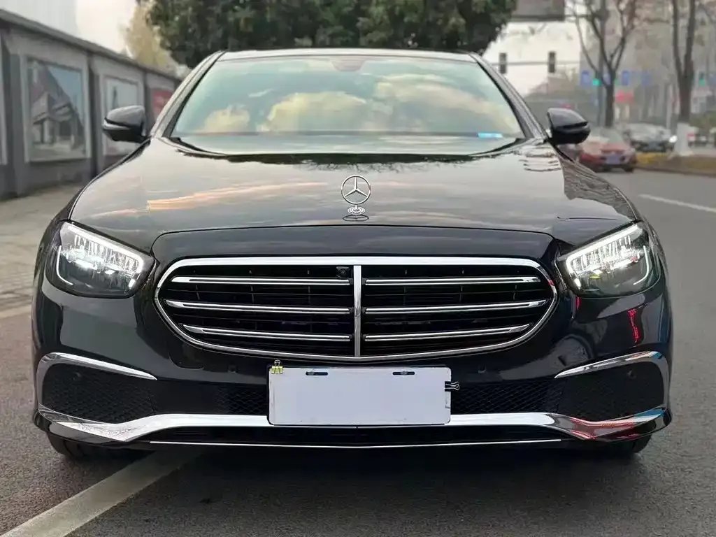 Mercedes-Benz E-Class — фото 1