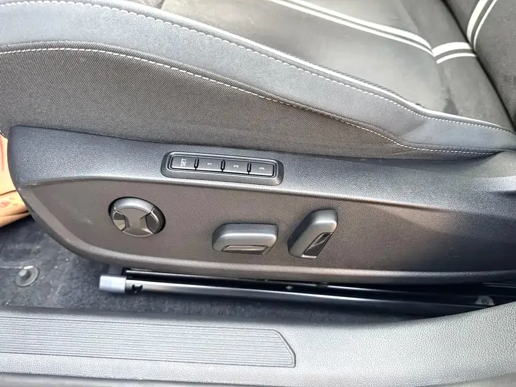 Volkswagen Golf 2023 из CN, фото 10