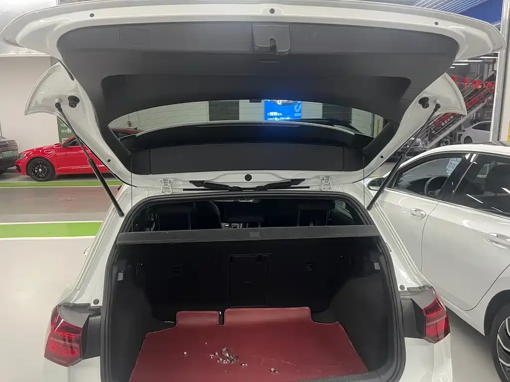 Volkswagen Golf 2023 из CN, фото 8