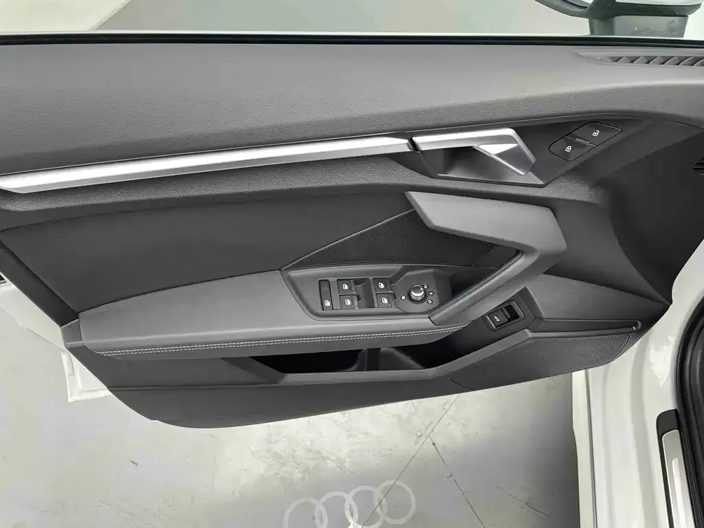 Audi A3 2023 из CN, фото 2