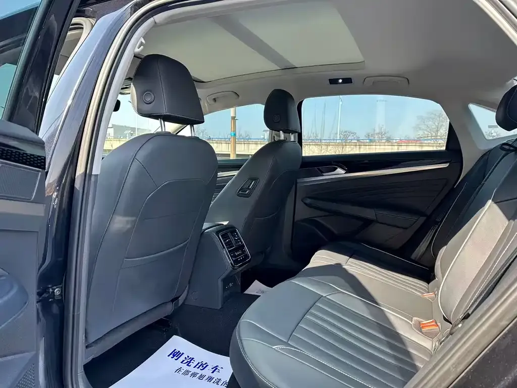 Volkswagen Passat 2023 из CN, фото 4