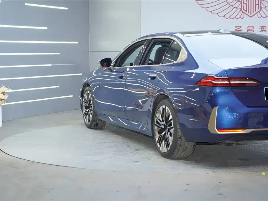 BMW 5 Series 2024 из CN, фото 8