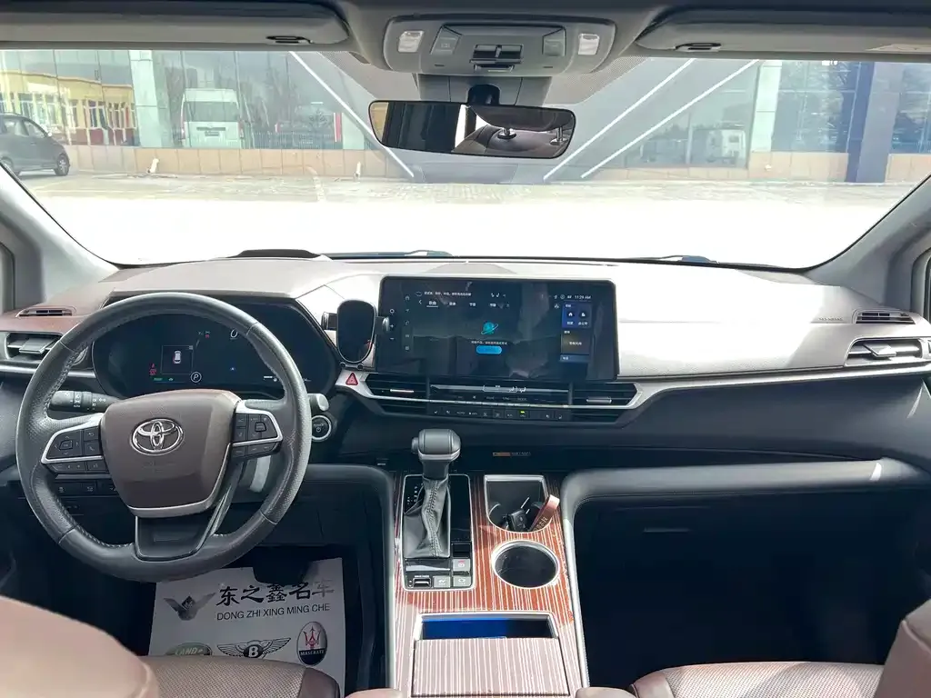 Toyota Granvia 2024 из CN, фото 2